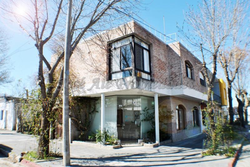 Excelente local comercial ubicado en esquina en Pueblo Nuevo, a solo metros de Colonia Shopping y de José Pedro Varela.