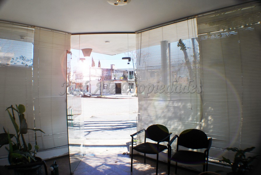 Imagen 3 de Excelente local comercial ubicado en esquina en Pueblo Nuevo, a solo metros de Colonia Shopping y de José Pedro Varela.