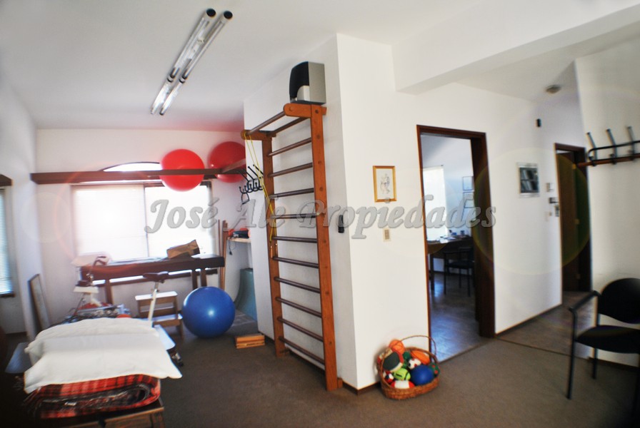 Imagen 4 de Excelente local comercial ubicado en esquina en Pueblo Nuevo, a solo metros de Colonia Shopping y de José Pedro Varela.