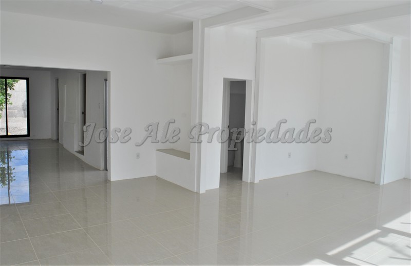 Imagen 2 de Local comercial sobre Av. Aparicio Saravia, en inmejorable y  estratégica zona comercial de gran movimiento.