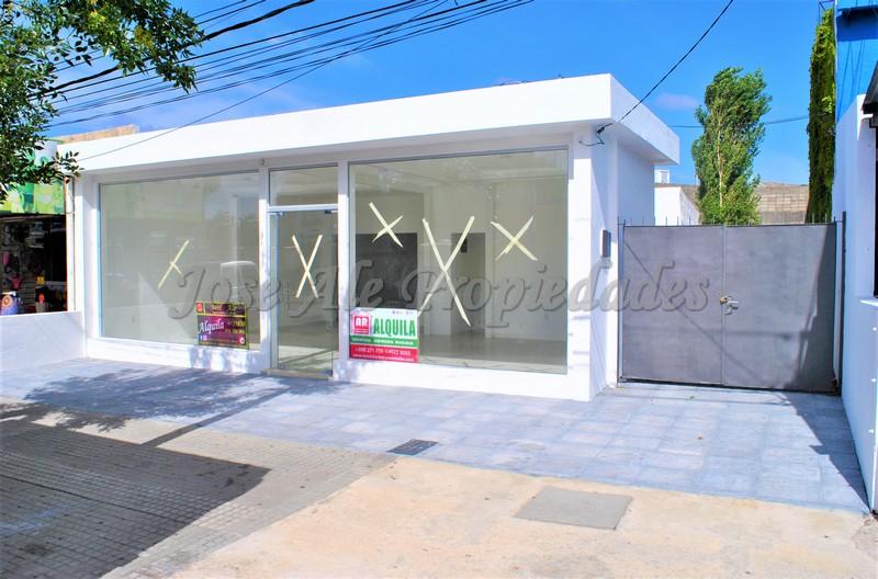 Local comercial sobre Av. Aparicio Saravia, en inmejorable y  estratégica zona comercial de gran movimiento.