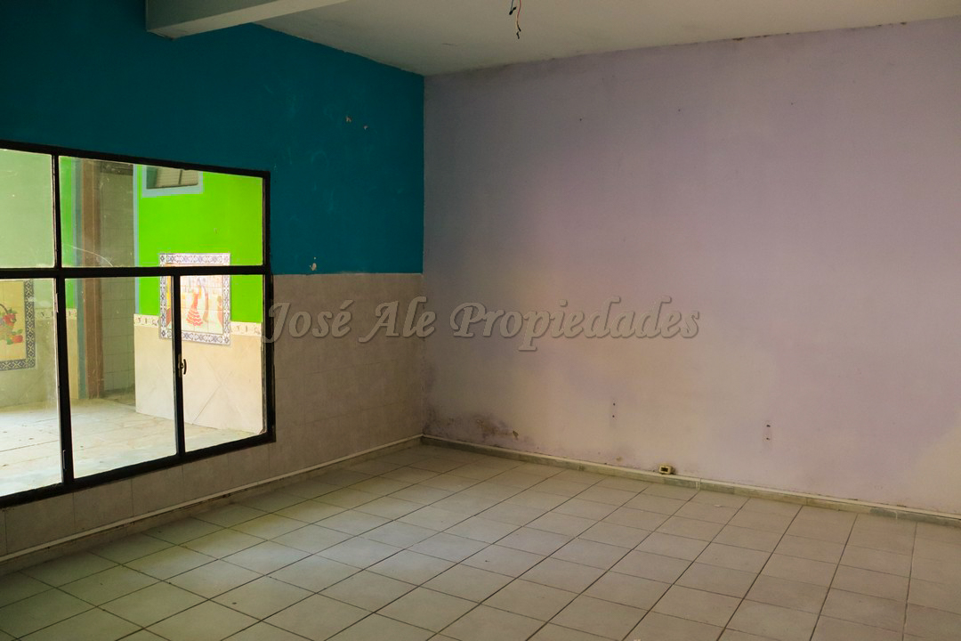 Imagen 1 de Gran propiedad, ubicada estratégicamente a pasos del Puerto y terminal de ómnibus, en pleno centro de la ciudad de Colonia.