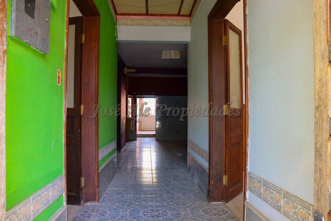 Imagen 2 de Gran propiedad, ubicada estratégicamente a pasos del Puerto y terminal de ómnibus, en pleno centro de la ciudad de Colonia.