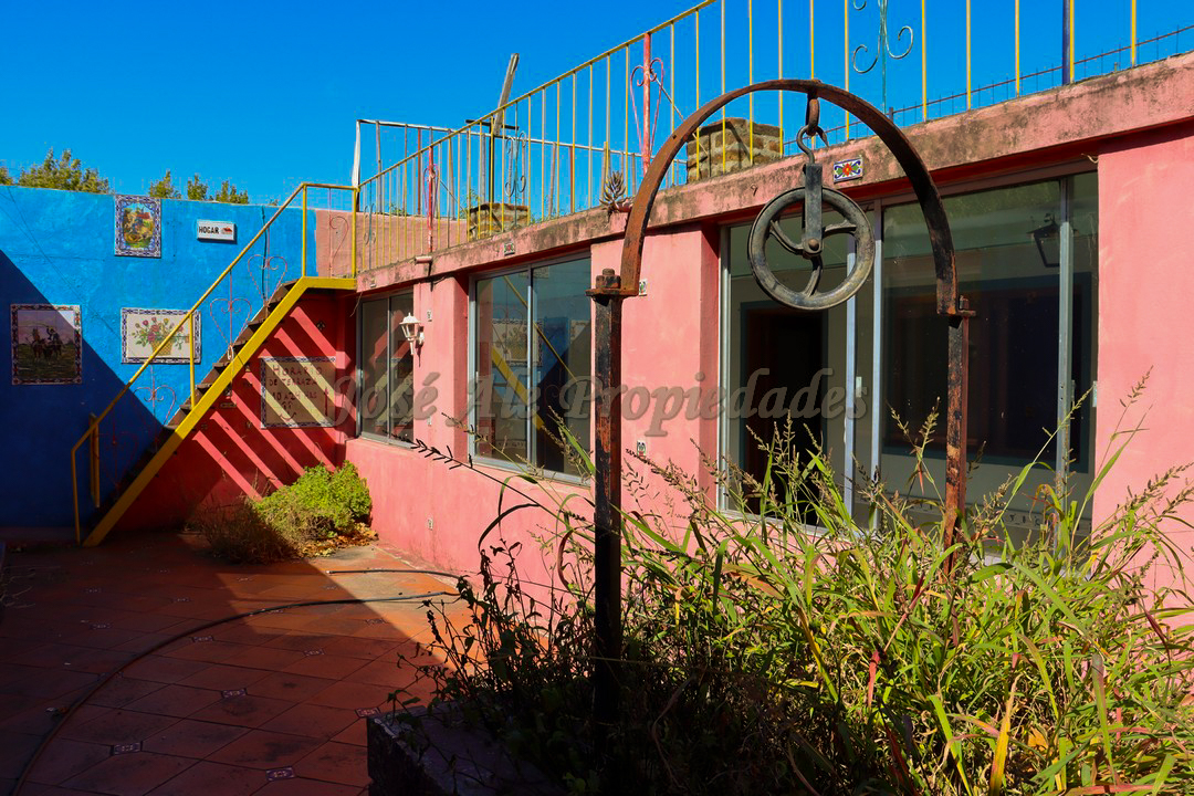 Imagen 5 de Gran propiedad, ubicada estratégicamente a pasos del Puerto y terminal de ómnibus, en pleno centro de la ciudad de Colonia.