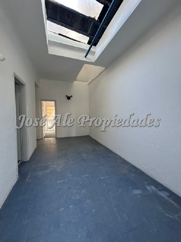 Imagen 2 de Local comercial sobre la principal Av. Gral Flores, ubicado en el centro de la ciudad y próximo a todos los servicios.