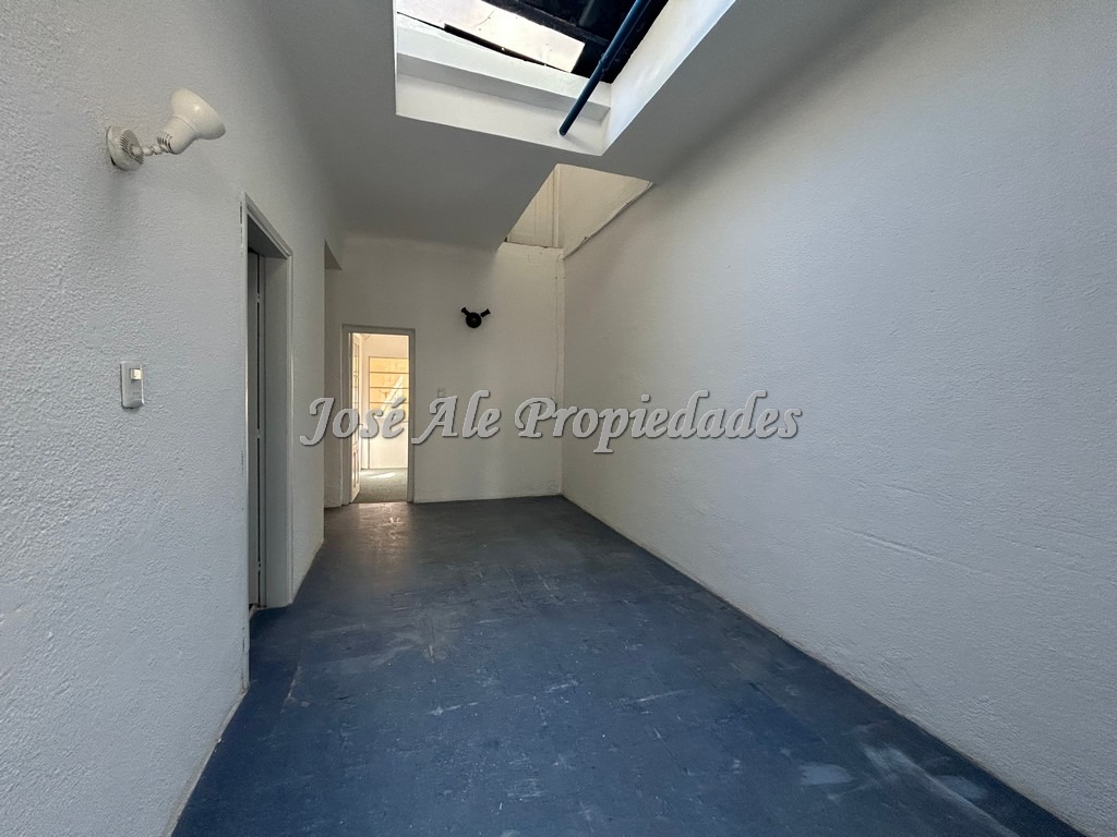 Imagen 3 de Local comercial sobre la principal Av. Gral Flores, ubicado en el centro de la ciudad y próximo a todos los servicios.