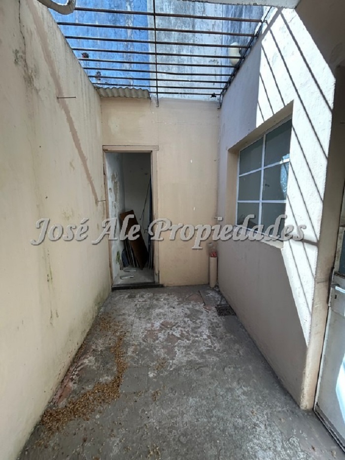 Imagen 5 de Local comercial sobre la principal Av. Gral Flores, ubicado en el centro de la ciudad y próximo a todos los servicios.