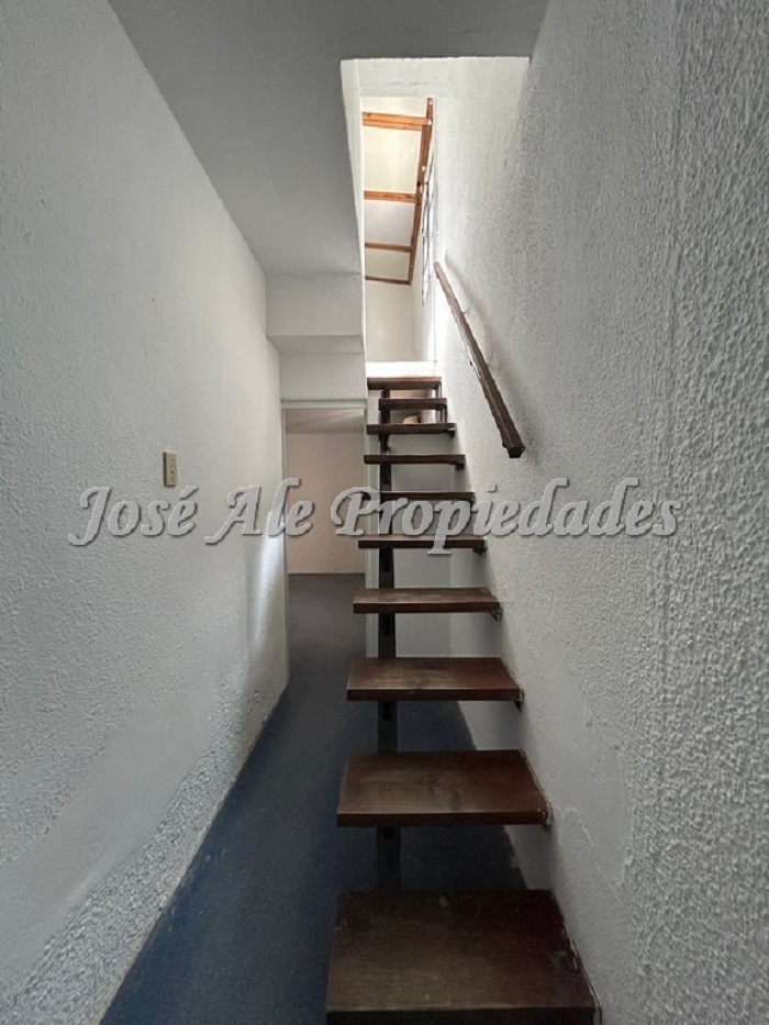 Imagen 8 de Local comercial sobre la principal Av. Gral Flores, ubicado en el centro de la ciudad y próximo a todos los servicios.