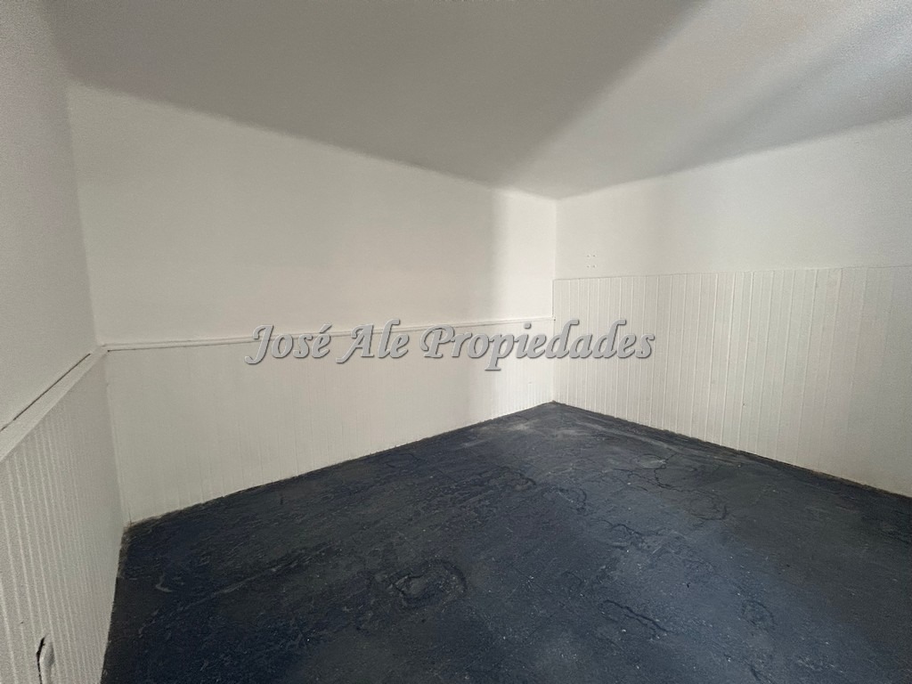 Imagen 9 de Local comercial sobre la principal Av. Gral Flores, ubicado en el centro de la ciudad y próximo a todos los servicios.