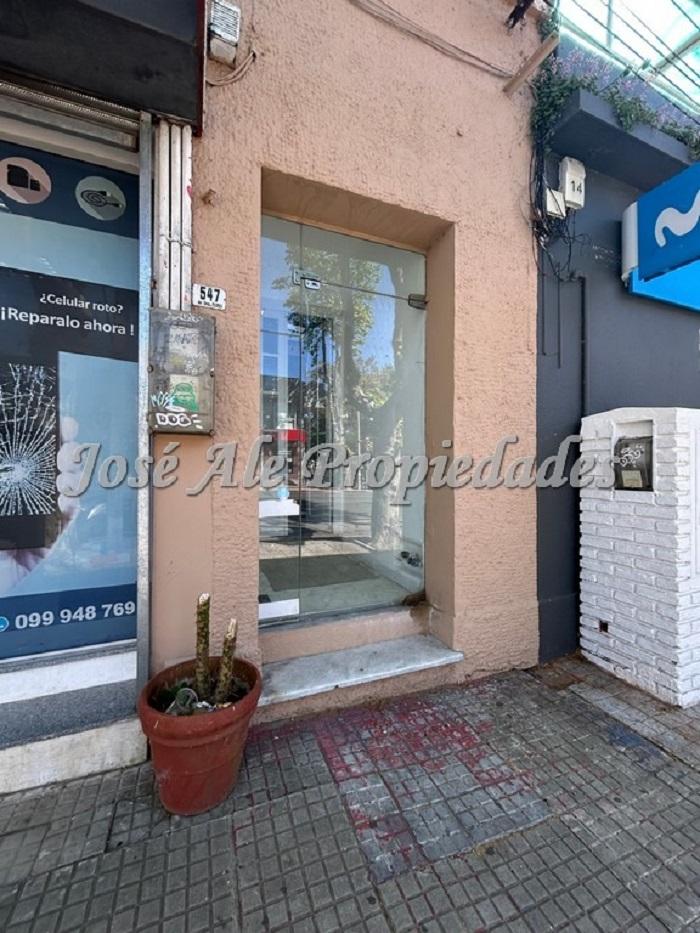 Local comercial sobre la principal Av. Gral Flores, ubicado en el centro de la ciudad y próximo a todos los servicios.
