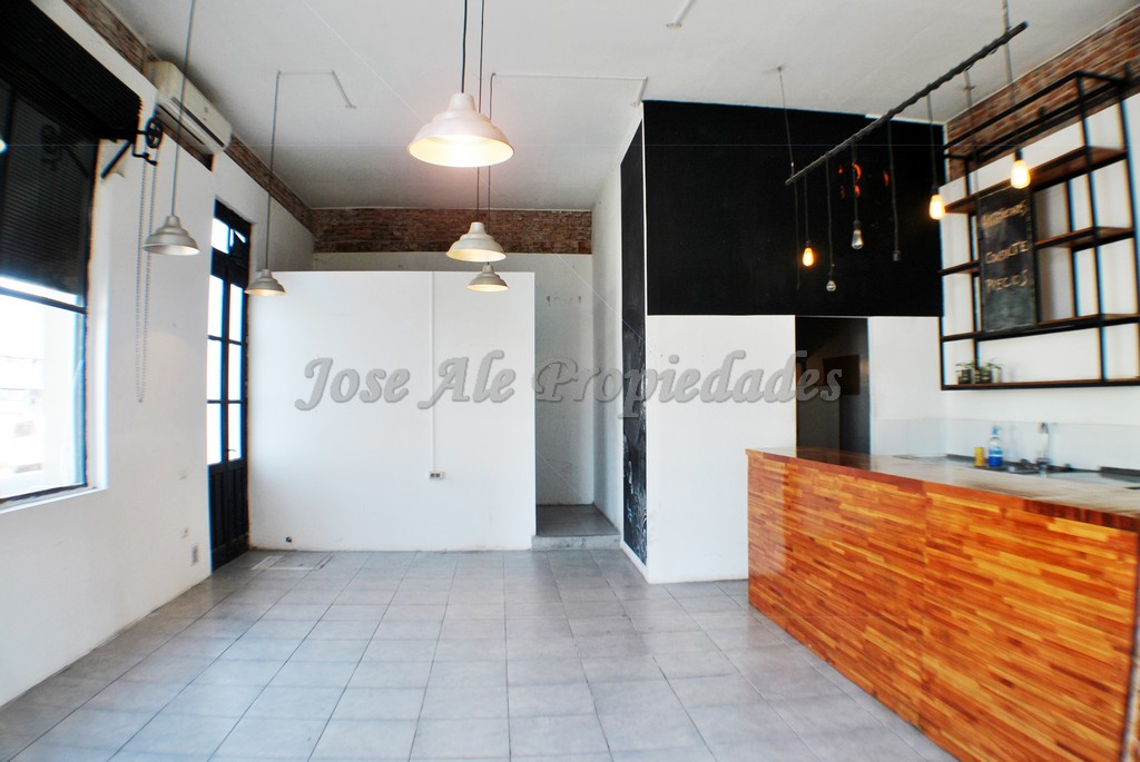 Imagen 2 de Local Comercial ubicado en pleno centro de Colonia del Sacramento, a solo metros de BQB y terminal de ómnibus.
