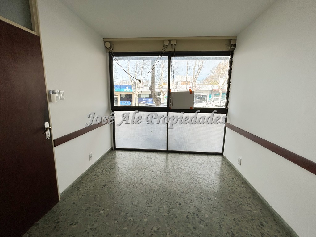 Imagen 2 de Excelente local comercial ubicado sobre la avenida principal General Flores, en el centro de la ciudad de Colonia del Sacramento.