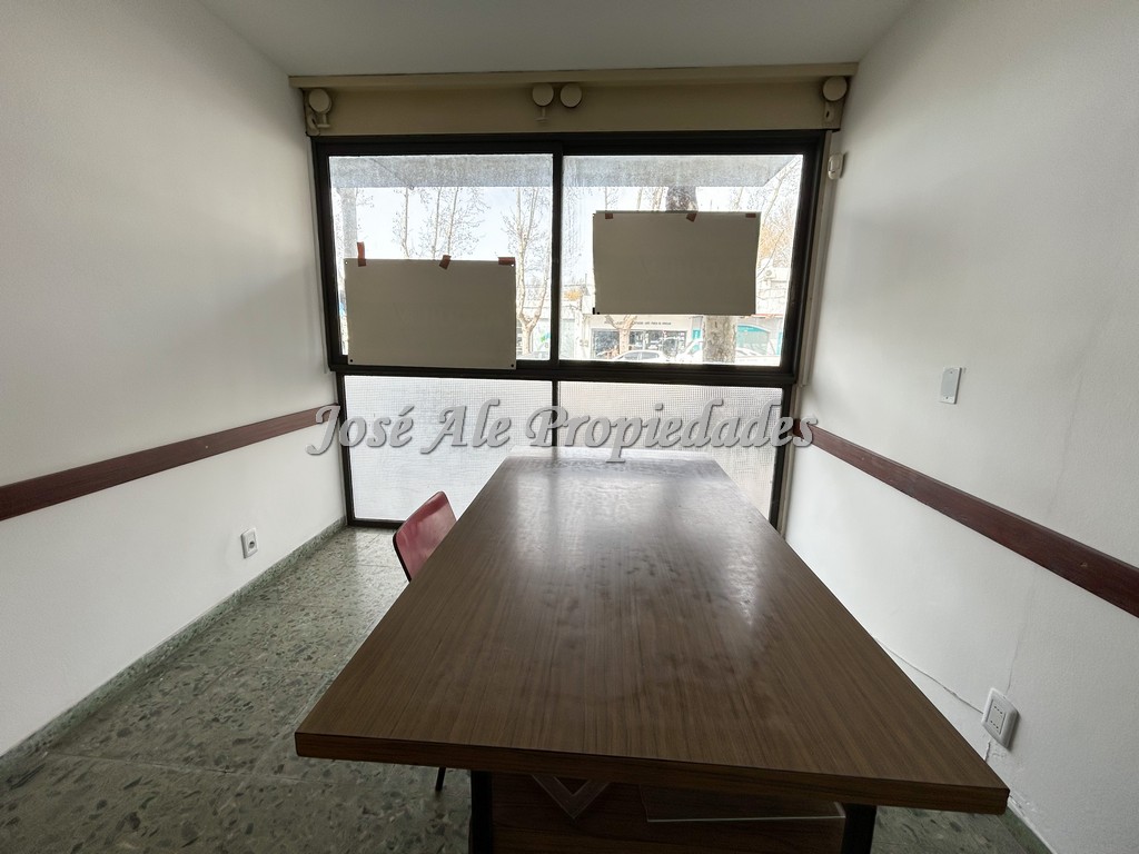 Imagen 3 de Excelente local comercial ubicado sobre la avenida principal General Flores, en el centro de la ciudad de Colonia del Sacramento.