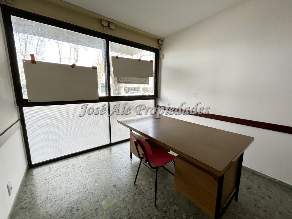 Imagen 4 de Excelente local comercial ubicado sobre la avenida principal General Flores, en el centro de la ciudad de Colonia del Sacramento.