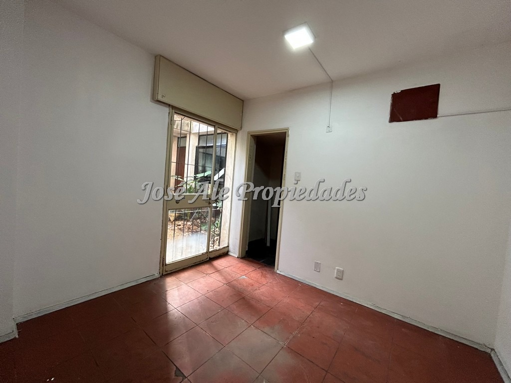 Imagen 5 de Excelente local comercial ubicado sobre la avenida principal General Flores, en el centro de la ciudad de Colonia del Sacramento.