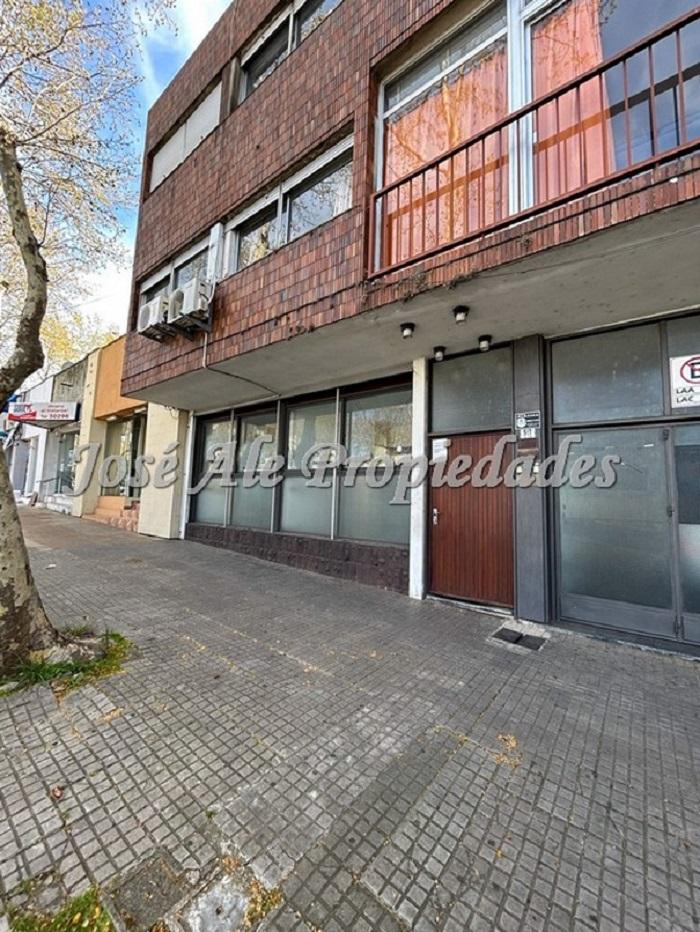 Excelente local comercial ubicado sobre la avenida principal General Flores, en el centro de la ciudad de Colonia del Sacramento.