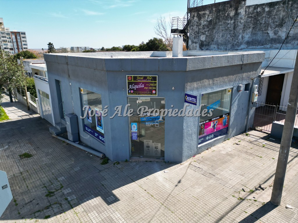 Imagen 1 de Particular esquina ubicado en el corazón del centro comercial de Colonia.