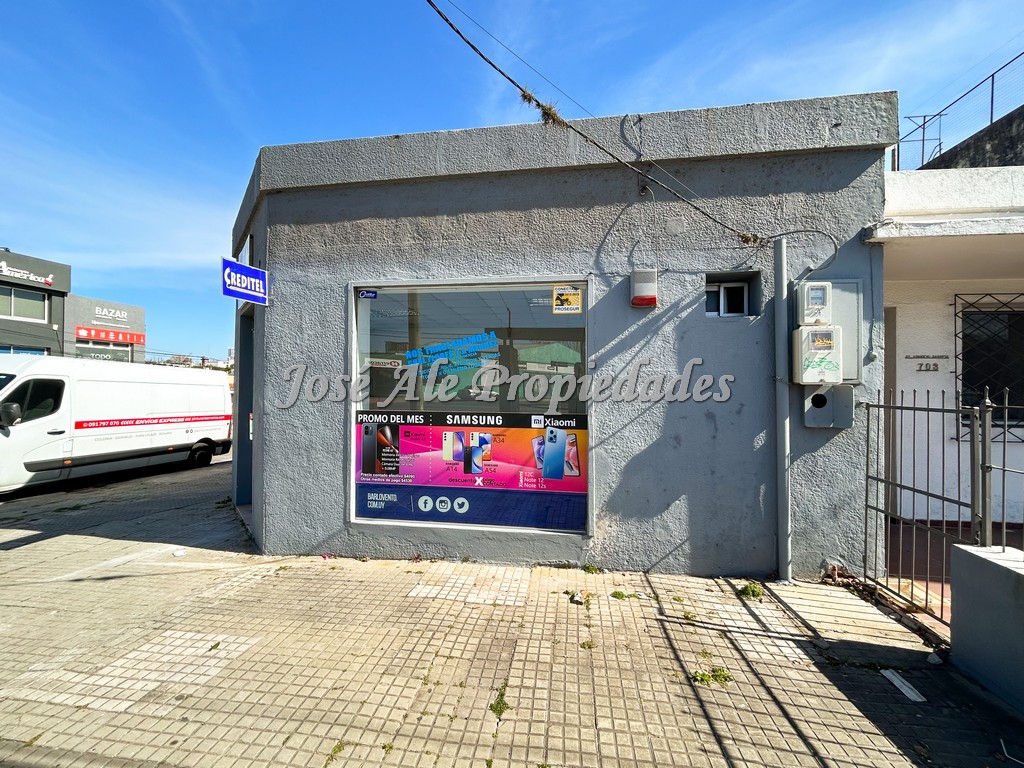 Imagen 2 de Particular esquina ubicado en el corazón del centro comercial de Colonia.