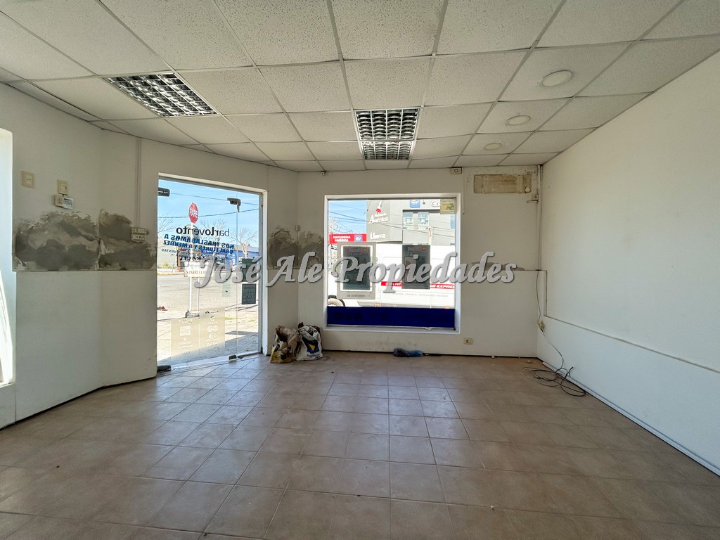 Imagen 8 de Particular esquina ubicado en el corazón del centro comercial de Colonia.