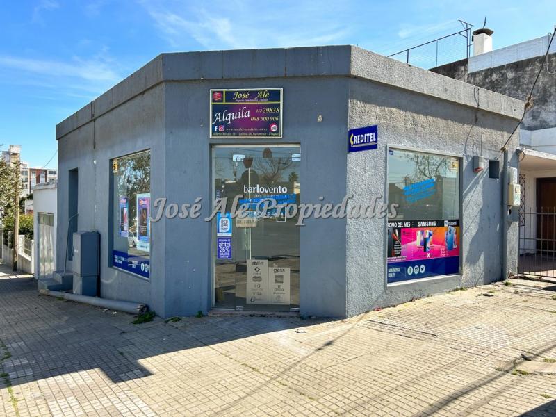 Particular esquina ubicado en el corazón del centro comercial de Colonia.