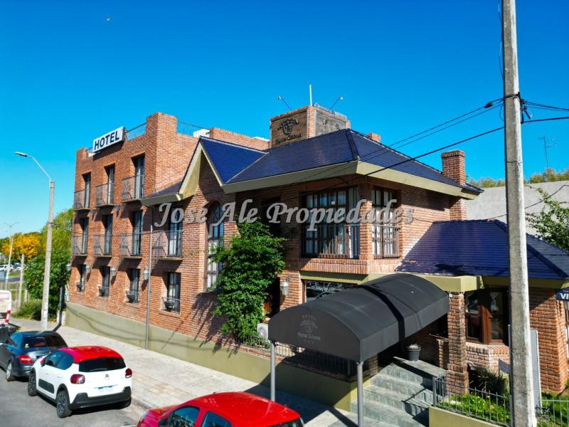 Hermoso hotel céntrico ubicado sobre avenida principal a 2 cuadras del Puerto Comercial y a 1 de la Terminal de Ómnibus.