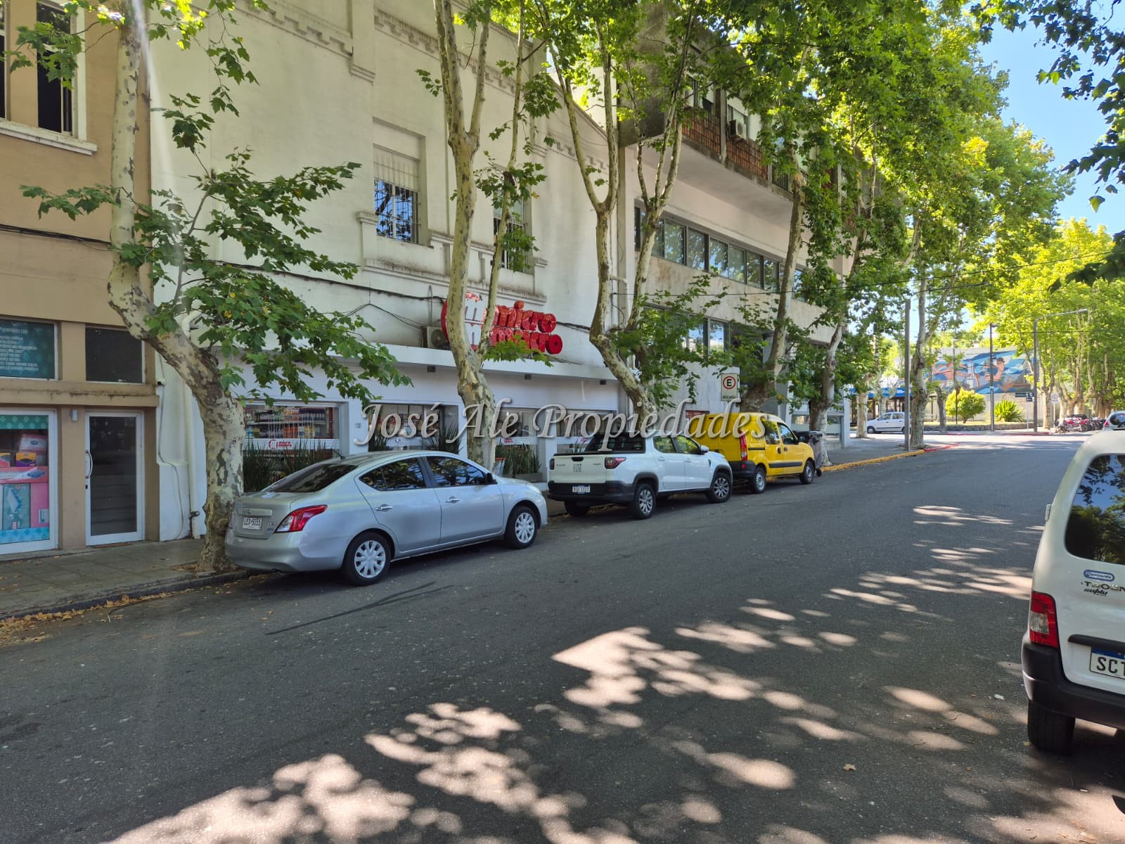 Imagen 1 de 2 Locales comerciales ubicados en el centro de la ciudad de Colonia, a metros de la Av Principal Gral Flores.