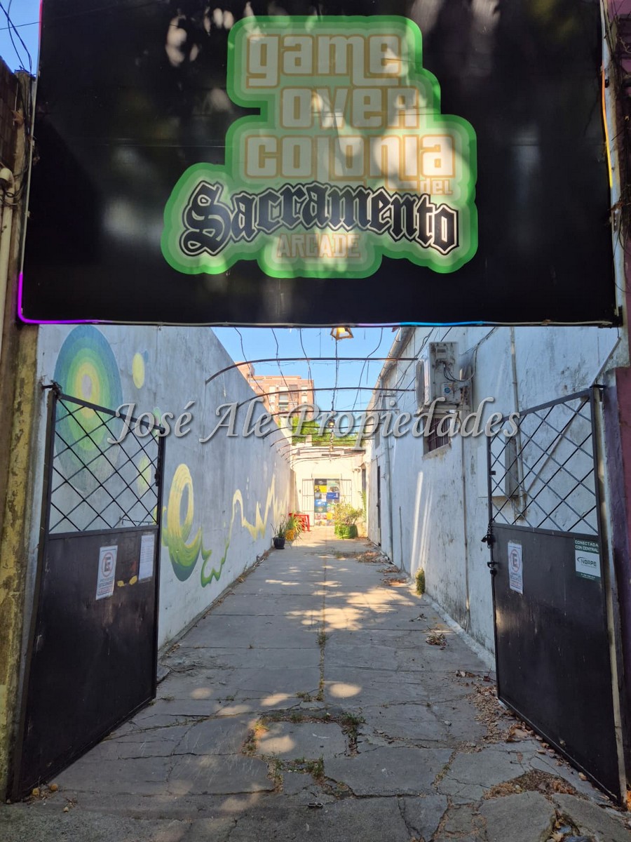 Imagen 3 de 2 Locales comerciales ubicados en el centro de la ciudad de Colonia, a metros de la Av Principal Gral Flores.