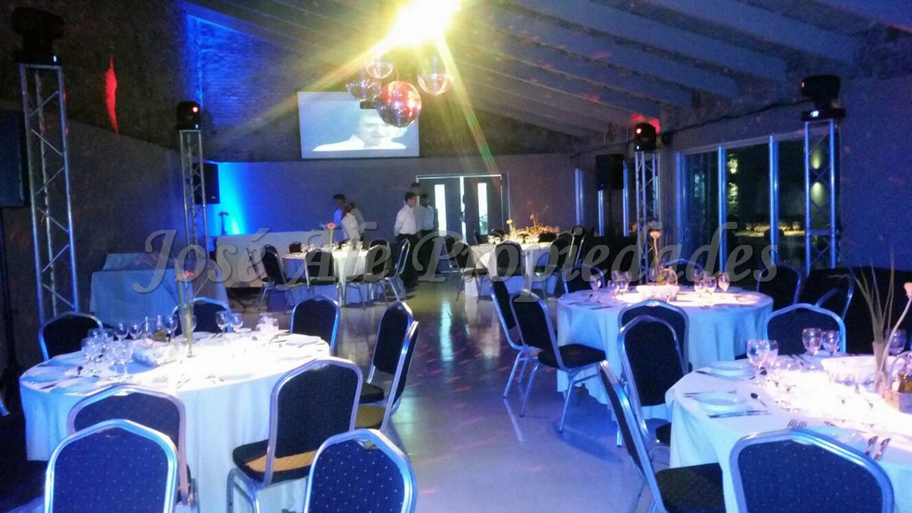 Imagen 4 de Importante Salón comercial de 229 m2 de superficie con excelente renta.