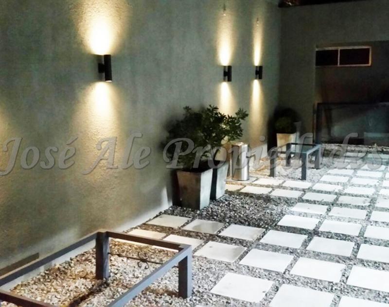 Importante Salón comercial de 229 m2 de superficie con excelente renta.