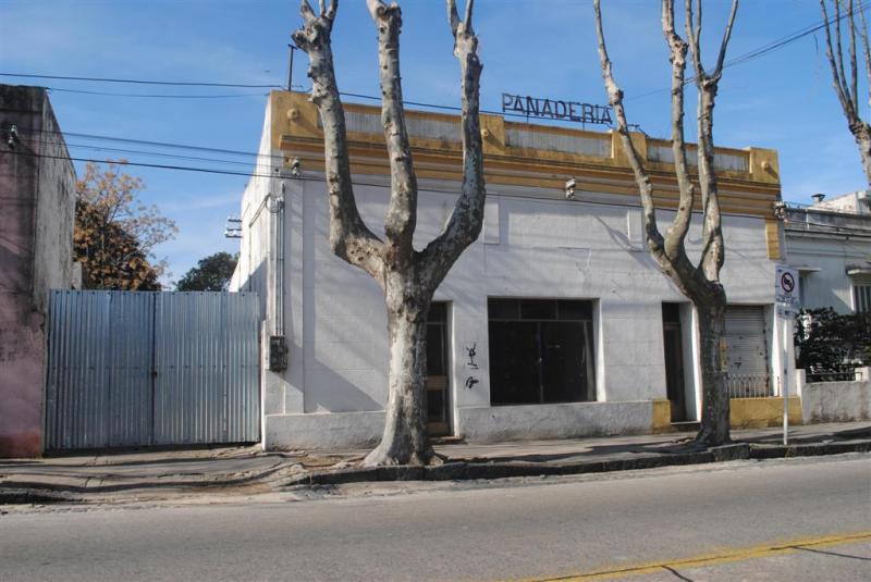 Casa con local comercial sobre avenida principal y amplio terreno.