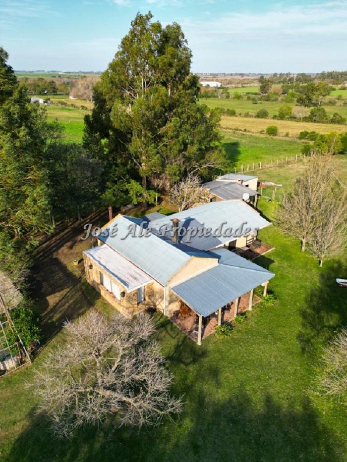 Chacra de 1.5 HA ubicada a 400 mts de la Ruta 21 y a 4 km de la ciudad de Colonia del Sacramento.