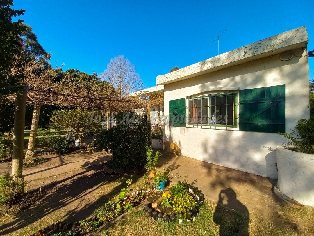 Imagen 1 de Chacra de 1 ha con bonita casa de amplios ambientes ubicada sobre el ingreso del Embarcadero de Riachuelo.