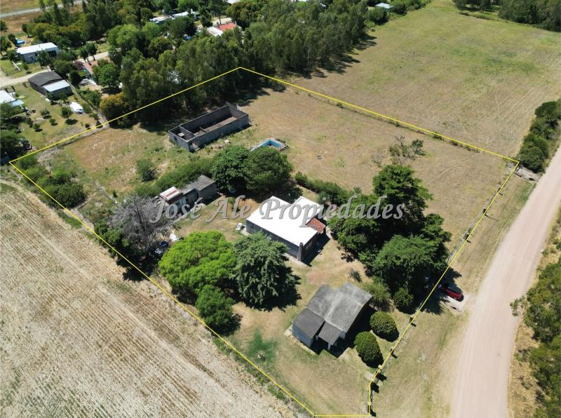 Chacra ubicada en Riachuelo a metros de la Ruta nº1 con 2 construcciones y 7092m2 de terreno, Colonia.