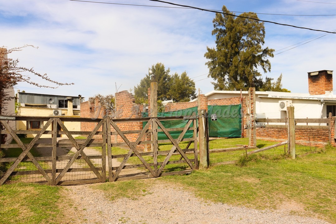 Imagen 1 de Amplio galpón de 100 m2 ubicado a pocas cuadras de la Rambla y próximo a todos los servicios de Colonia del Sacramento.