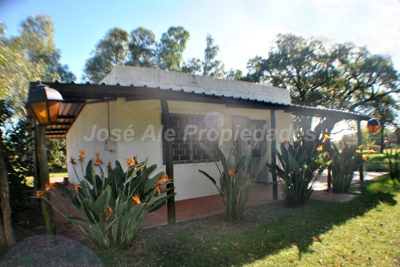 Se trata de 5 has a minutos del centro de Colonia, dispone de dos propiedades.