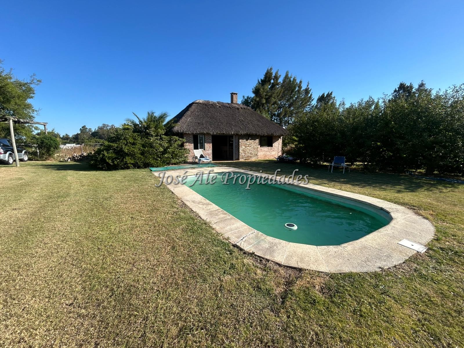 Imagen 3 de En Venta Casa con techo de quincho ubicado en espacioso terreno de 1923m2 en Altos de San Carlos, Colonia.