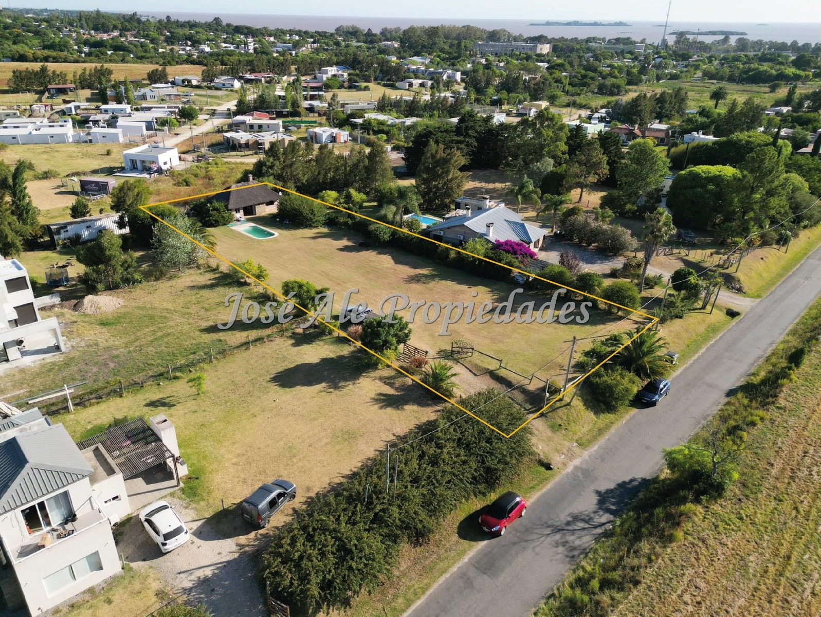 Imagen 4 de En Venta Casa con techo de quincho ubicado en espacioso terreno de 1923m2 en Altos de San Carlos, Colonia.