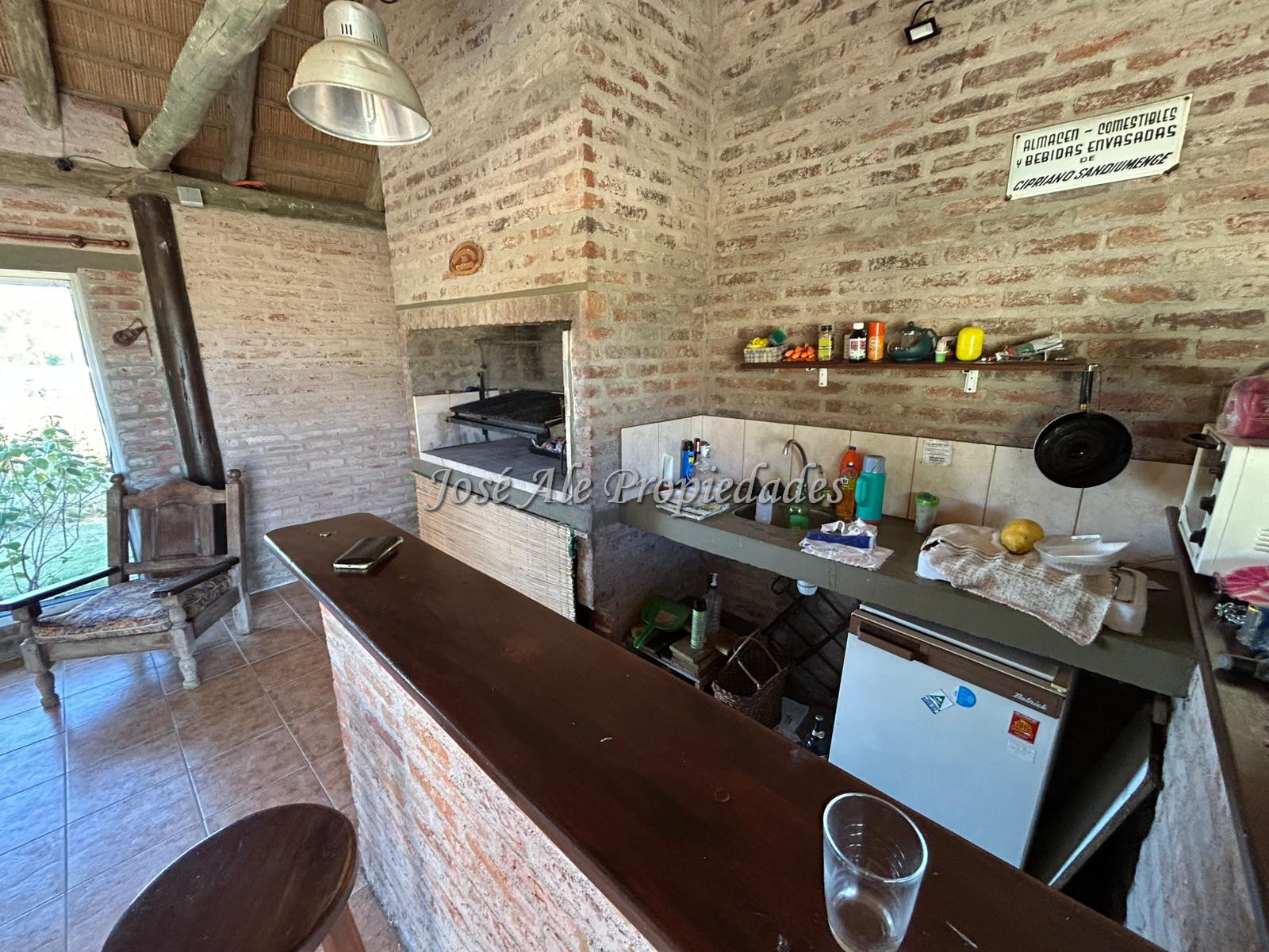 Imagen 6 de En Venta Casa con techo de quincho ubicado en espacioso terreno de 1923m2 en Altos de San Carlos, Colonia.
