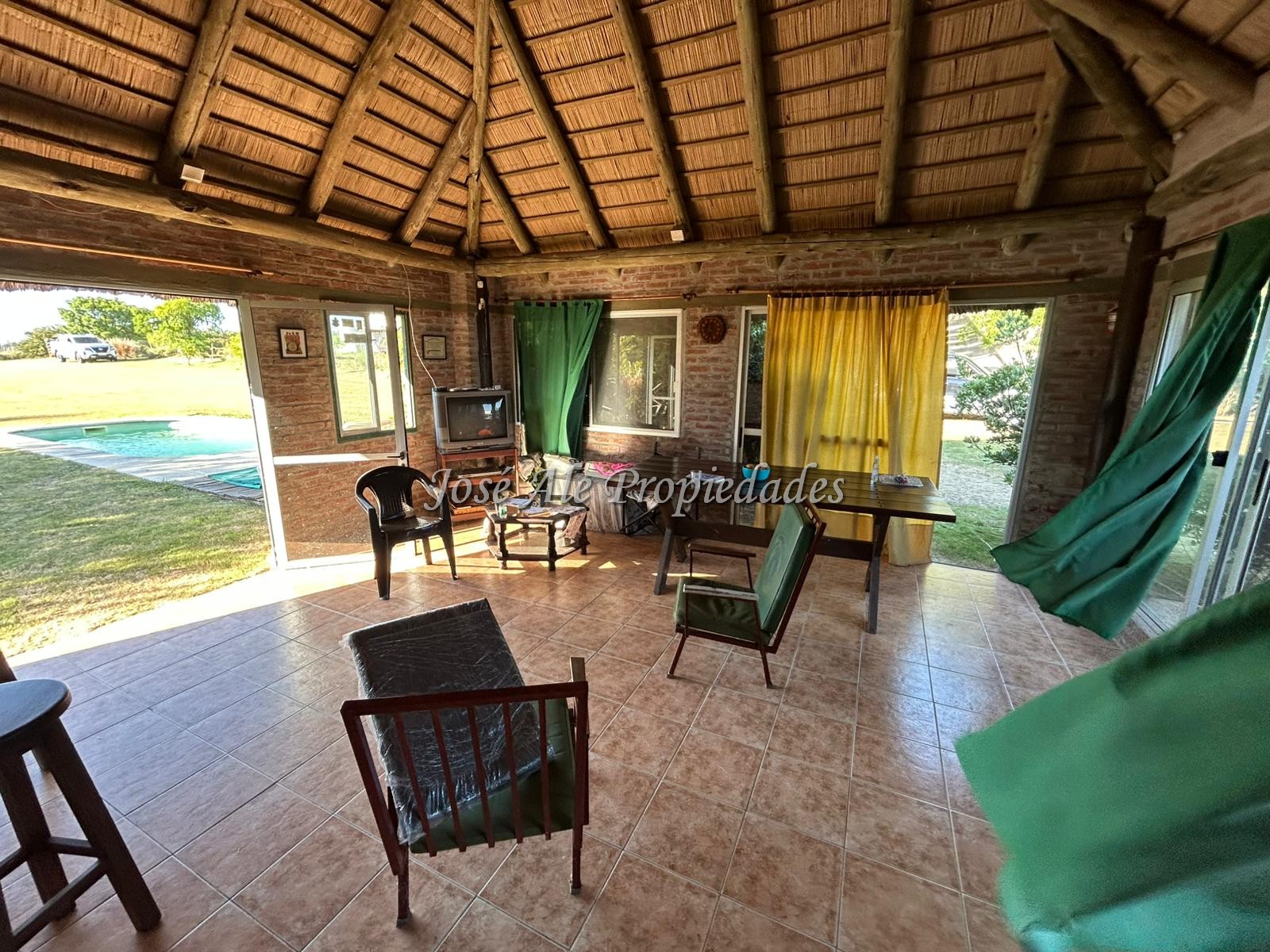 Imagen 7 de En Venta Casa con techo de quincho ubicado en espacioso terreno de 1923m2 en Altos de San Carlos, Colonia.
