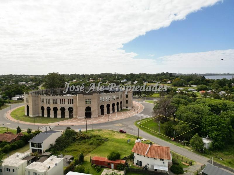Terreno de 933 m2 ubicado en frente a la renovada Plaza de Toros de Colonia del Sacramento. Ideal emprendimiento o desarrollo inmobiliario!