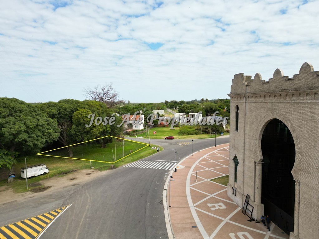 Imagen 1 de Terreno de 933 m2 ubicado en frente a la renovada Plaza de Toros de Colonia del Sacramento. Ideal emprendimiento o desarrollo inmobiliario!