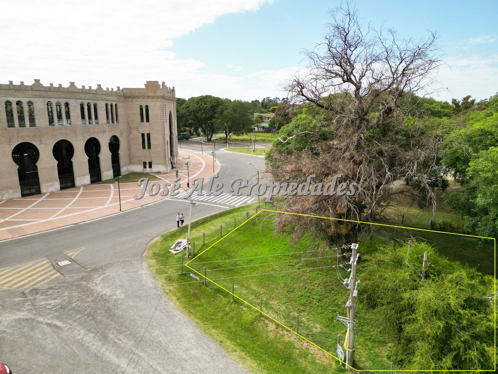 Imagen 2 de Terreno de 933 m2 ubicado en frente a la renovada Plaza de Toros de Colonia del Sacramento. Ideal emprendimiento o desarrollo inmobiliario!