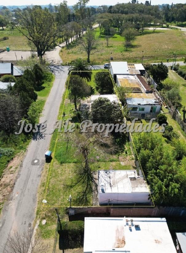 Terreno de 809 m2 en esquina con 2 propiedades arrendadas, ideal para inversión.