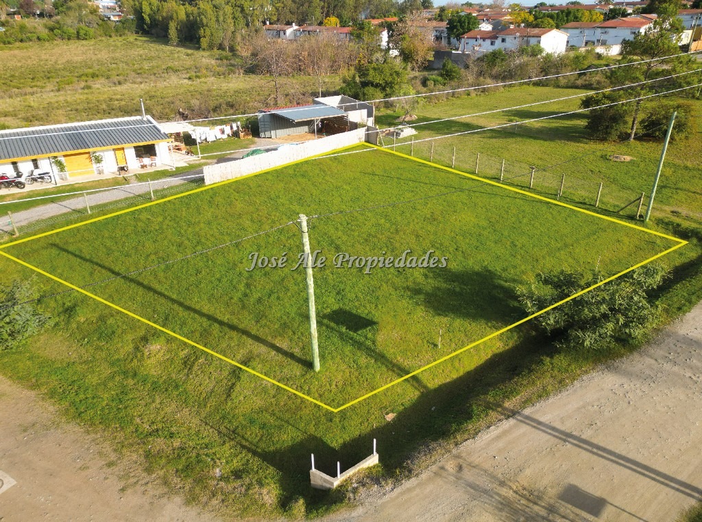 Imagen 1 de Terreno en esquina ubicado en fraccionamiento 3 pinos, sobre las calles Joaquín Artigas y Pantaleón Artigas.