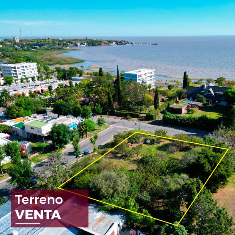 Importante esquina de 637 m2 de superficie, con frentes de 23 y 30 metros.