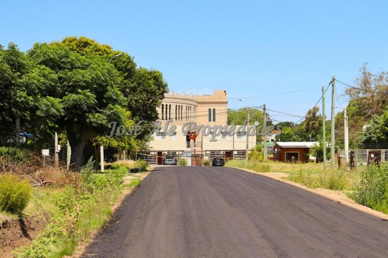 Terreno ubicado en Maestro Hemerson Klappenbach a tan solo 100 mts de la renovada Plaza de Toros, próximo a todos los servicios.