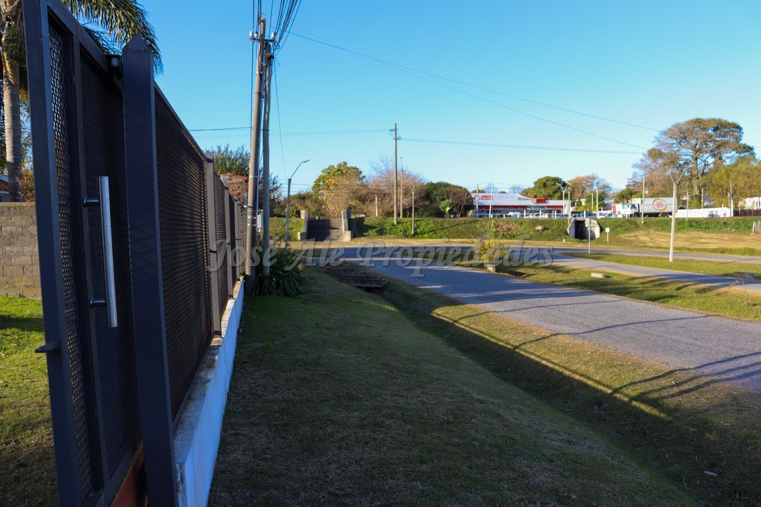 Imagen 5 de mplio terreno ubicados sobre calle Paul Harris a metros de rambla costanera y playas de Colonia del Sacramento, y a solo pasos de la Avenida Luis Alberto de Herrera y de todos los servicios.