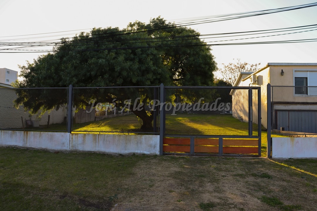 Imagen 6 de mplio terreno ubicados sobre calle Paul Harris a metros de rambla costanera y playas de Colonia del Sacramento, y a solo pasos de la Avenida Luis Alberto de Herrera y de todos los servicios.