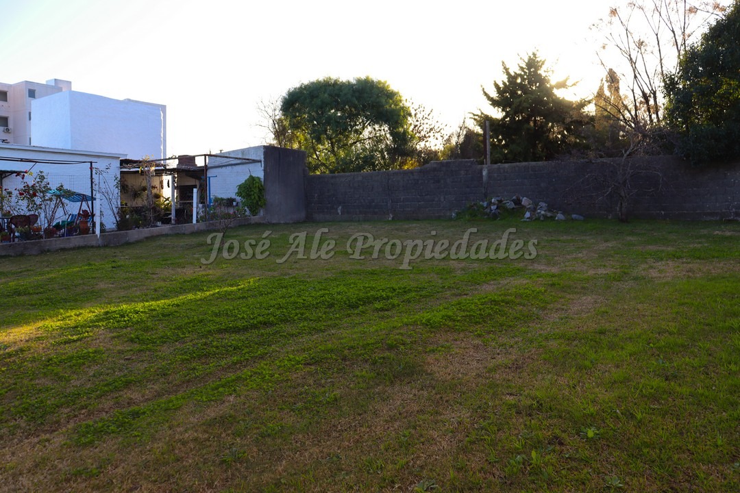 Imagen 8 de mplio terreno ubicados sobre calle Paul Harris a metros de rambla costanera y playas de Colonia del Sacramento, y a solo pasos de la Avenida Luis Alberto de Herrera y de todos los servicios.