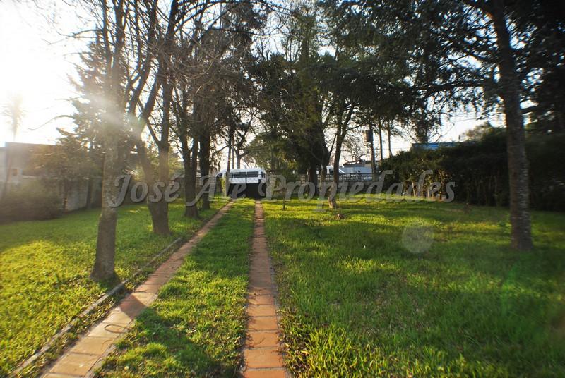 Terreno estratégicamente ubicado en esquina, zona Real de San Carlos, a paso de todos los servicios.